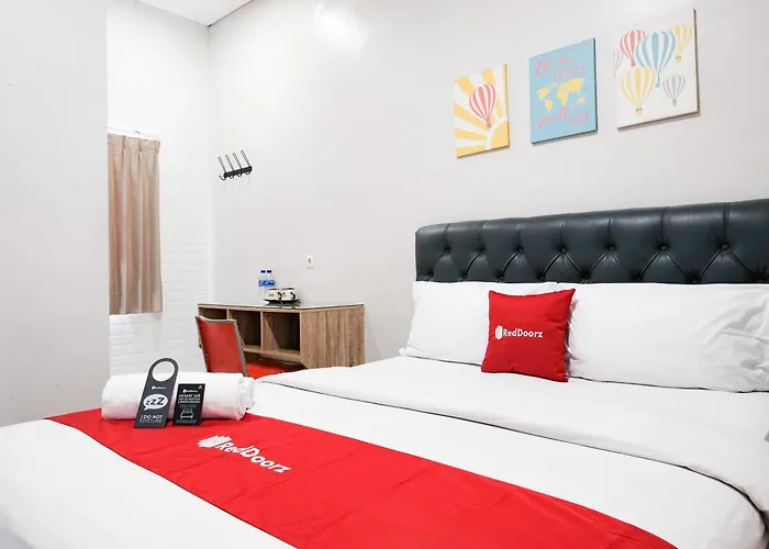 RedDoorz near Ciputra Golf Surabaya Hotel